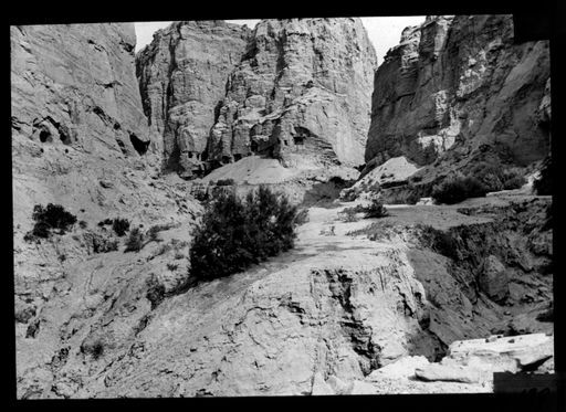 T 101: Hinteres Ende der großen Schlucht ; Das zerklüftete Bachbett zeigt die Gewalt der Wassermassen, wenn es einmal regnete.