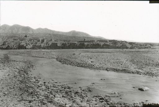 T 109: Ruinen der Oststadt, linkes Flussufer, Gesamtansicht vom Fluss aus