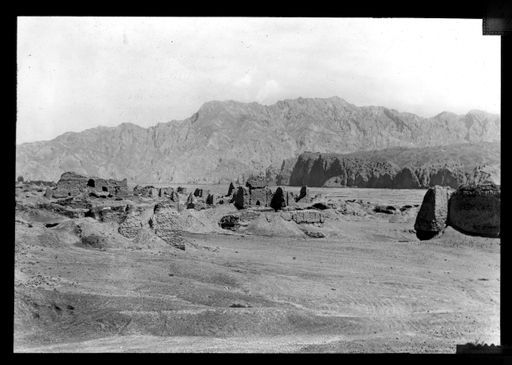 T 113: Blick ungefähr von Stūpa H auf Ruinen der Weststadt entlang des Ufers, rechts Ecke der Festung links anschließend die Komplexe C und E und vielleicht B