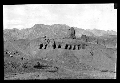 T 117: Oberste Höhlenanlage am rechten Ufer (geöffnet), Übersicht mit Grabungsarbeitern