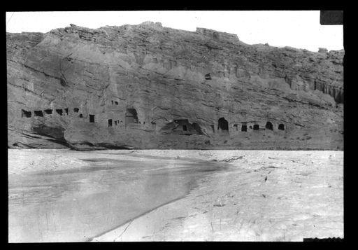 T 118: Nördlichste Höhlengruppe am vereisten Fluss