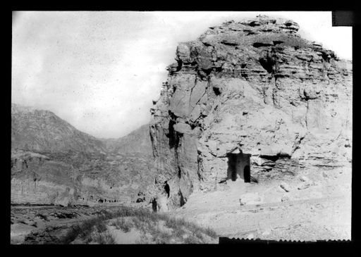 T 122: Blick auf Höhle 2 und weiter nach Norden zu den Höhlen der nördlichen Hauptgruppe