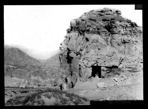 T 123: Blick auf Höhle 2 und weiter nach Norden zu den Höhlen der nördlichen Hauptgruppe