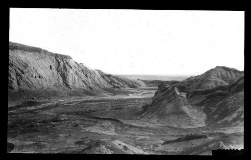 T 124: Blick über das Tal von Simsim, links die östlichen Höhlen