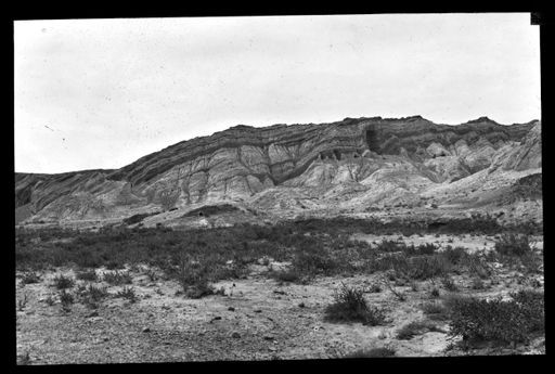 T 125: Blick von der Talmitte auf die südlichen Höhlen