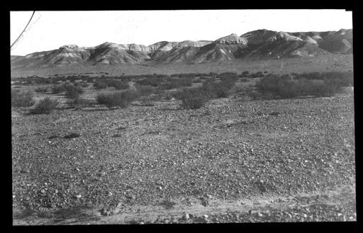 T 128: Blick auf Hügelkette mit Tempelgruppen aus der Talebene von Norden aus