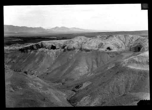T 129: Blick vom Ende der Hauptschlucht auf Grabungsarbeiten vor der sogenannten Schwellenhöhle und dann die südliche Seite