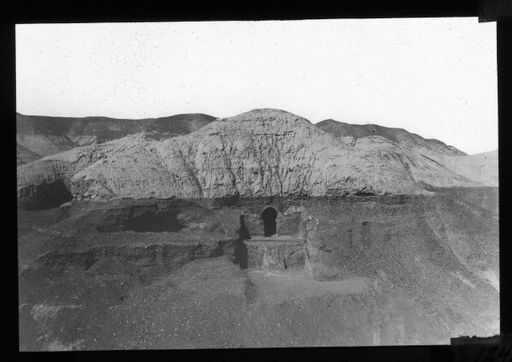 T 131: Blick auf die ausgegrabene Schwellenhöhle vom jenseitigen Hang aus