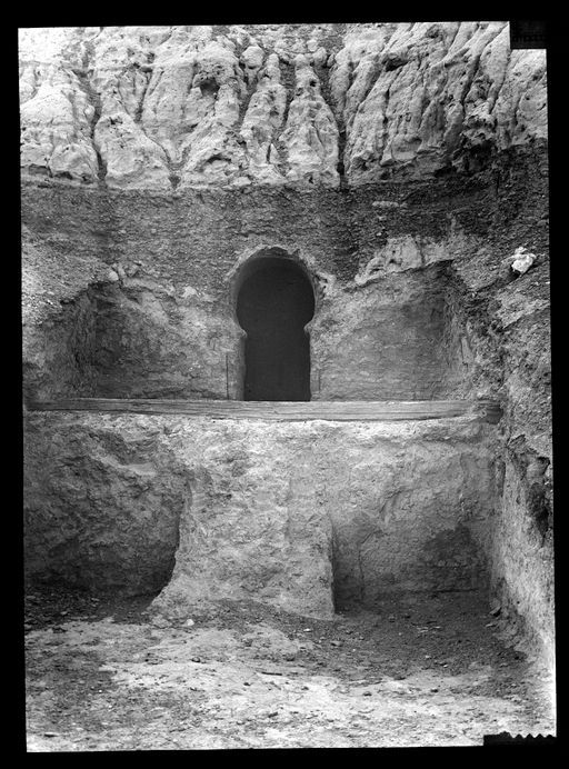 T 132: Detail des Eingangs der sogenannten Schwellenhöhle mit dem langen Holzbalken