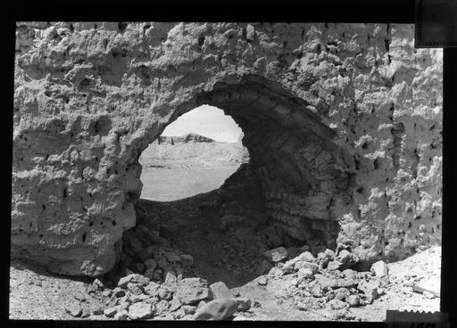 T 133: Durchblick durch ein gemauertes Gewölbe auf eine Umfassungsmauer