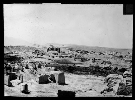 T 139: Blick in Ruinenstadt nahe Karashahr, Panorama bis hin zu den Höhlen über der Tempelstadt