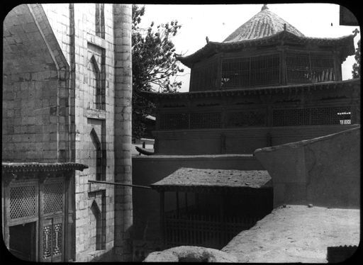 T 14: Grabmoschee und Gräber der Wangs von Komul