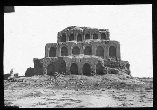 T 143: Stufentempel mit Buddhanischen, Ansicht von Westen