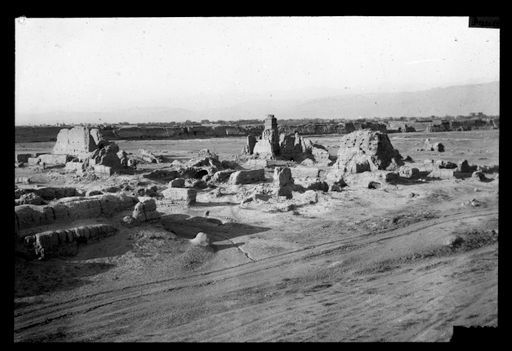 T 144: Blick von Ruine α auf den Tempelkomplex γ ; im Hintergrund die westliche Stadtmauer