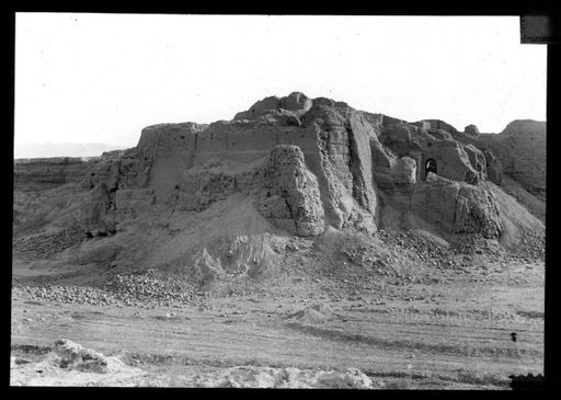 T 146: Ruine α, oben auf und in der Bastion der inneren Mauer, von Westen und Ruine Beta aus gesehen