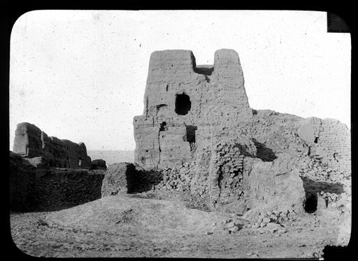 T 147: Ruine E mit Turm E, Khans Palast, im Zentrum der Tempelstadt