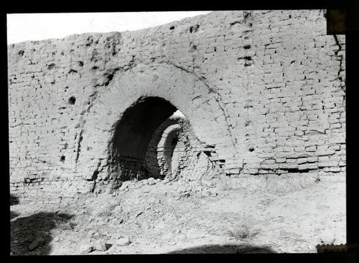 T 151: Blick von Süden in den Innenraum und auf ein kleines Gewölbe über der Raumecke des Stūpa-Tempel an der Westseite von Ruine K