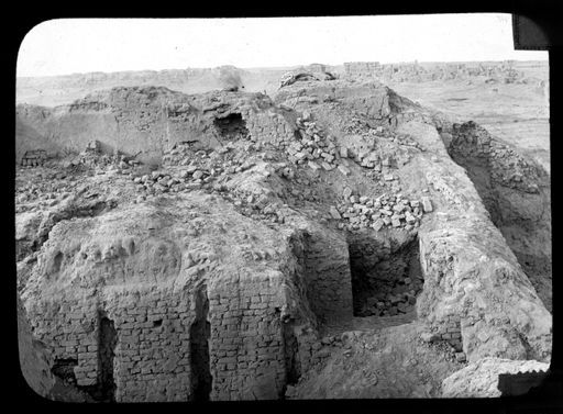 T 153: Klosterräume am nördlichen Ende des Klosters K, in denen Le Coq zahlreiche Leichen fand Leichenhalle