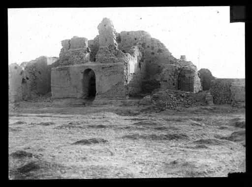 T 154: Mittelbau von einem Tempel im Nordosten der Stadt, außerhalb der ummauerten Stadt. Der kleine Raum enthielt eine große Sitzstatiue des Buddha
