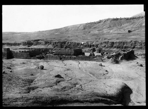 T 166: Tempel 9, Befestigter Tempel