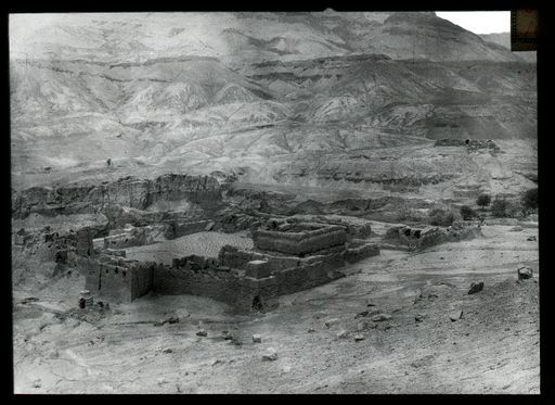 T 167: Tempel 9, vom Berghang aus gesehen