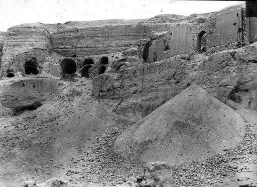 T 175: Theodor Bartus vor den Tempeln 19-20 in der Biegung zur Südterrasse; der große Sandausgub stammt aus Tempel 20