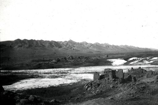 T 179: Tempel-Ruinen diesseits und jenseits des Sees