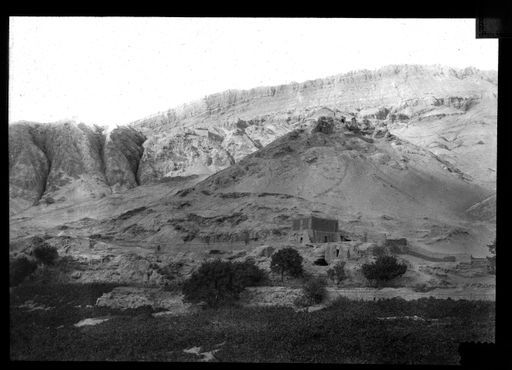 T 180: Burghügel mit Weintrauben-Trockenhaus am Weg von der Moschee am anderen Ufer aus aufgenommen