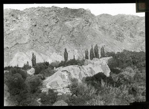 T 183: Buddhistische Tempelruinen mit Tonnengewölbe und Bemalung im Garten des Lustschlosses des Wang von Komul