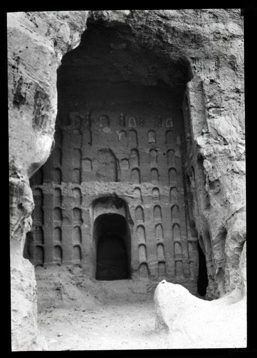 T 184: Blick durch die zerstörte Front in die Cella und die von Buddhanischen umgebene Tür zum hinteren Quergang, die hier anstelle einer Kutnische sich befindet