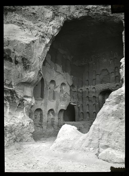 T 185: Blick durch die zerstörte Front in die Cella und auf die linke Seite der Kultbildwand und die linke Seitenwand mit ihren Buddhanischen sowie den Eingang zum linken Seitengang