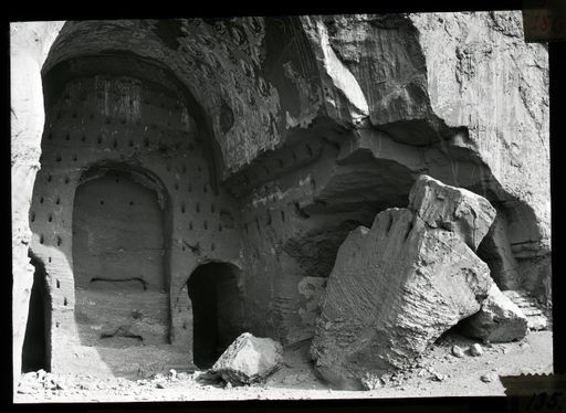 T 186: Blick durch die zerstörte Front in eine Cella und auf die rechte Seitenwand sowie einen Felsbrocken, von dem Le Coq berichtet, er hätte ihn beinahe erschlagen.
