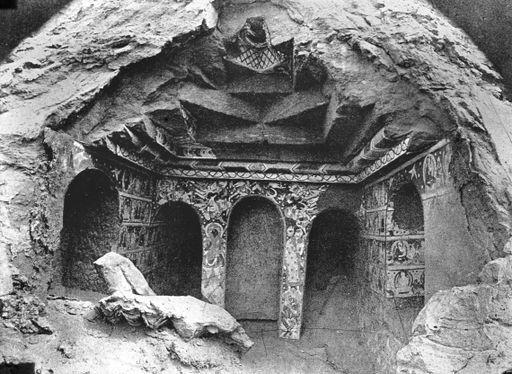 T 187: Vergleichsfoto: Höhle mit Kassettendecke (Mission Pelliot) aus: Maybon, L'art bouddhique du Turkestan oriental, La Mission Pelliot