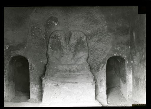 T 189: Steinkern eines Buddha auf einem Thron zwischen den beiden Eingängen zum Umwandlungsgang. Kopf und Nimbus wurden über einem Pflock eingesetzt