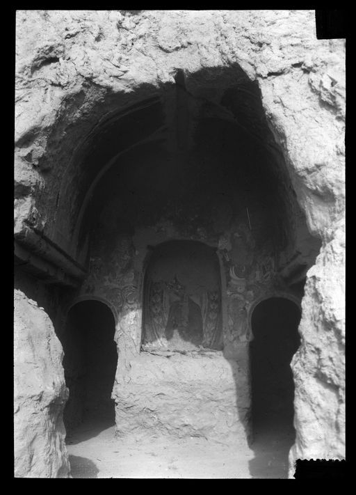 T 191: Blick auf zentrale Kultbildwand mit Nische und Malerei über den Eingängen zum Umwandlungsgang