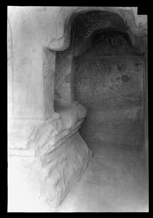 T 193: Blick vom Ende des rechten Seitengangs zum anderen Seitengang mit Malerei: stehende Buddhas in Mandorla, eine große Nische befindet sich in der Pfeilerrückwand mit stilisiertem Bergmuster-Dekor