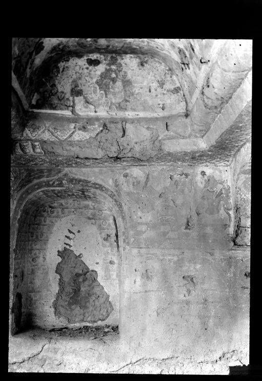 T 195: Blick auf eine Seitennische und auf eine Seitenwand mit Resten eines Musikerfrieses in der oberen Hälfte sowie eine wulstige Gewölbedecke mit Kleeblattfries