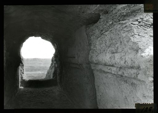 T 197: Blick aus einerm Höhlenfenster ins Tal