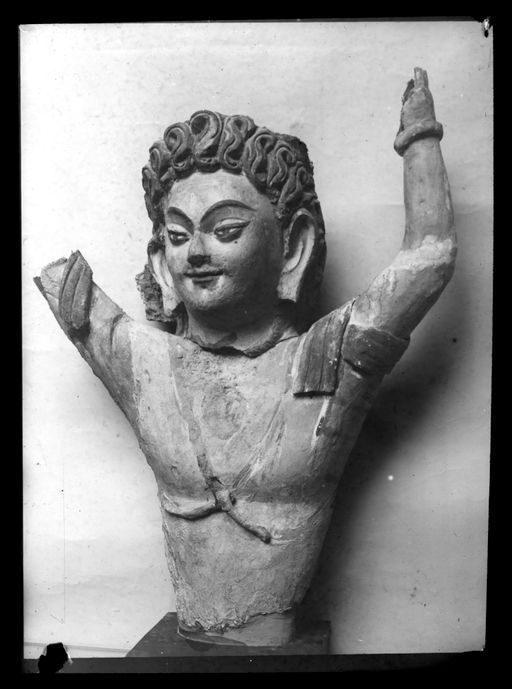 T 198: Büste eines blauen Dämon mit erhobenen Armen