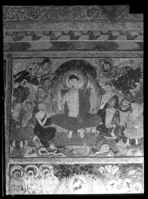 T 207: Predigtszene, darüber Girlandenfries mit Balkenlage, vermutlich Ordinierung Ānandas als Mönch