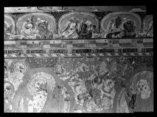 T 210: Predigtszenen mit darüber gemalter Balkenlage und darüber Musikerpaare