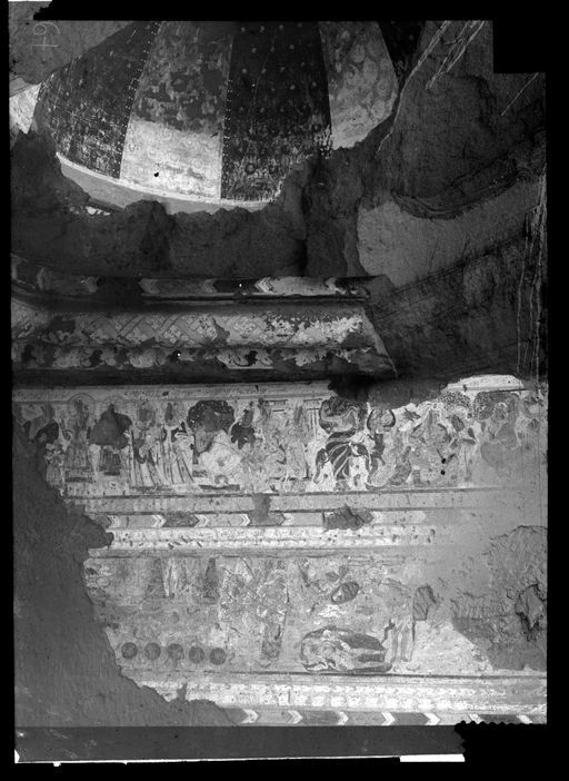 T 211: Blick in die kleine Cella mit rotweißer Kuppel und zwei umlaufenden Friesen von Legendenszenen