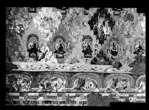 T 222: Musikerpaare über gemalten Balkenköpfen und darüber Jātaka-Szenen in Berglandschaften