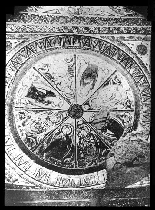 T 223: Vergleichsfoto: Kuppel aus 9 Segmenten mit je einem Buddha bzw. Bodhisattva in einem Zierkreis über dem Plafond, aus einer Publikation von Paul Pelliot
