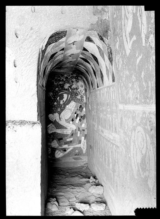 T 224: Mahākāśyapa küßt die Füße des toten Buddha (vom rechten Seitengang aus gesehen) ; Zwei Reihen von Stūpas bedecken die Seitenwände des Ganges