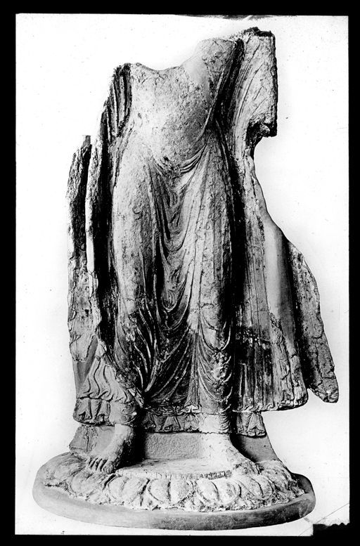 T 227: Kopfloser auf Lotossockel stehender Buddha