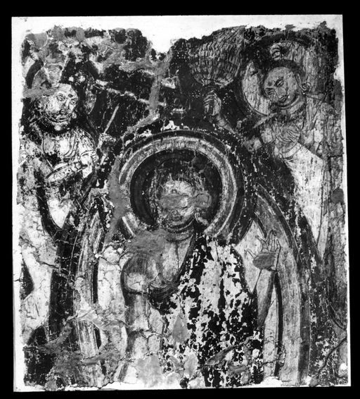 T 231: Teil einer Buddhapredigt: 2 Gottheiten mit Schirm und Wedel neben Kopf des Buddha