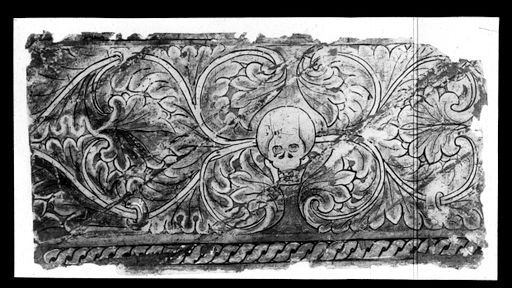 T 233: Fries mit Akantusornament und Totenkopf