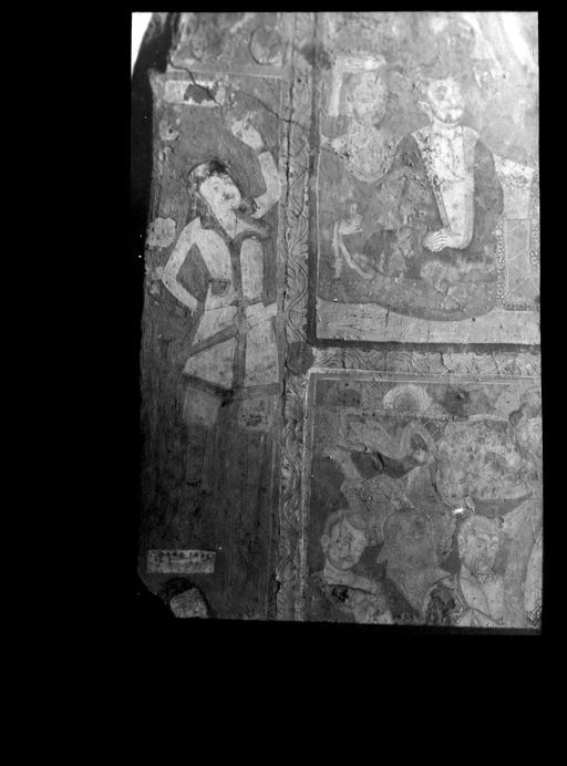 T 238: Neben dem rechten Teil von zwei Feldern mit Predigtszenen, befindet sich rechts ein hohes Feld mit der Darstellung des Malers Tutuka mit Farbtopf und Pinsel, sowie seine Namenskartusche.