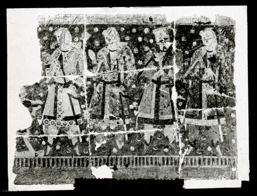 T 241: Eine Reihe von vier Stiftern mit langen Schwertern und Mänteln mit Klappkragen